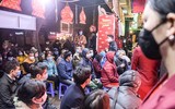 Người dân Hà Nội bịt khẩu trang phòng virus Corona mua vàng